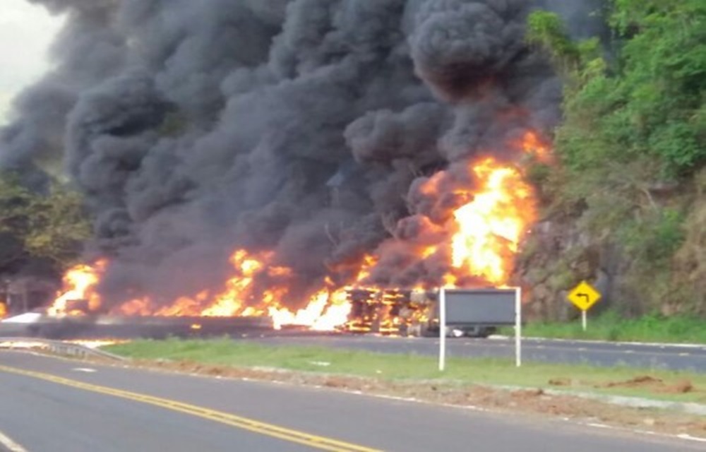 Ir para  <p>O Corpo de Bombeiros Militar de Chapec&oacute; atendeu, na manh&atilde; desta segunda-feira, 24, um inc&ecirc;ndio em um caminh&atilde;o tanque de combust&iacute;veis. O ve&iacute;culo trafegava do Rio Grande do...